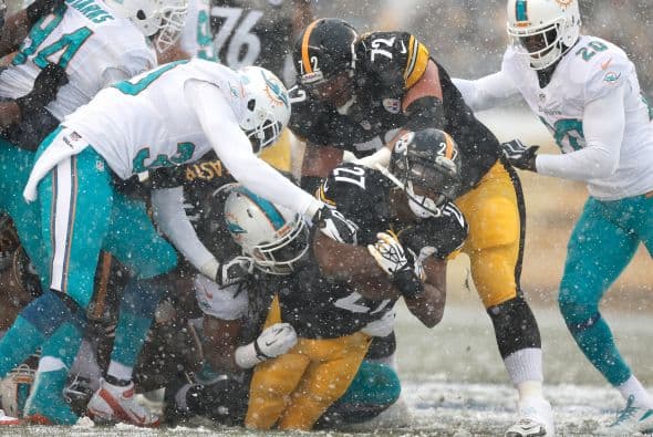 Los fanáticos de los Dolphins ya no hablan de la controversia Incognito/Martin, ni si Ireland o Philbin estarán con el equipo en el 2014, sino que pasan horas calculando… ¡porque tenemos chance de ir a los playoffs! Al principio de la temporada, y sobre todo, después de perder -casi deshonrosamente- contra Tampa Bay y Buffalo, los comentarios sobre Miami eran negativos. Qué si las novatadas, qué si Tannenhill, qué si el running game, qué si la línea ofensiva, que si… qué se yo… Pero ahora, las cosas han cambiado y solo se mencionan las posibilidades que tenemos de jugar en enero. ¡Ay, bendito! Bueno, después de este encontronazo con los portadores de las terribles toallas amarillas, donde salimos vencedores … por media pulgada… 34-28, ya todo me parece posible. Arriba Tannenhill (20 de 33, para 200 yds); arriba Wake and Odrich; arriba Thomas (105 yds, un TD en 16 acarreos); arriba Clay con sus dos TD y arriba Philbin, que mantiene el invicto en la revisión de las jugadas (obtuvo el cambio de “incomplete pass” a TD de Hartline). ¡Arriba, Dolphins, seguimos cuesta arriba!