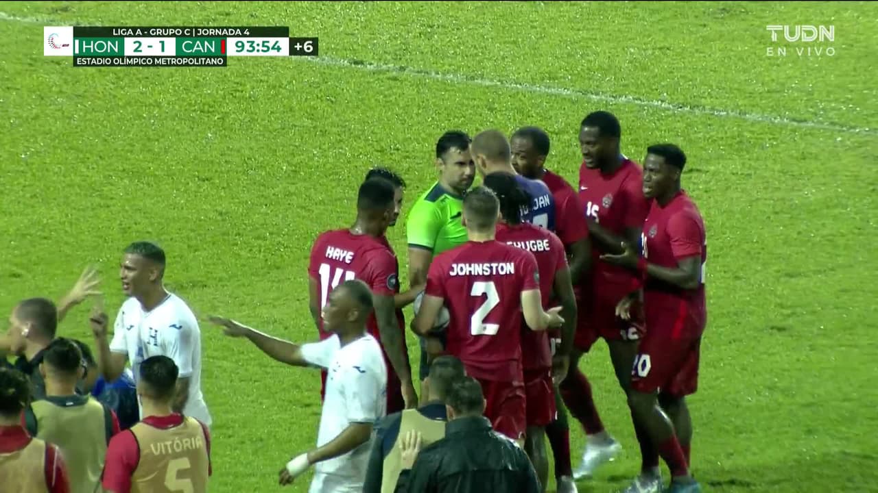 ¡Tarjeta Roja! Alistair Johnston recibe la segunda amarilla y se va del juego.