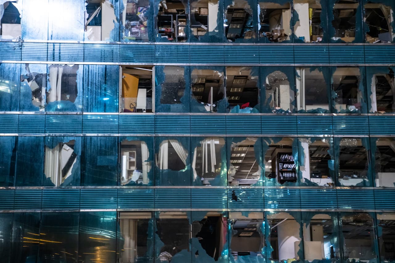 Otro edificio ded oficinas en Hong Kong, con las ventanas completamente dañadas. Los fuertes vientos y los oleajes también afectaron la provincia de Fujian al norte de Guangdong, cerrando los puertos, suspendiendo servicios de ferry y cancelando vuelos. Se vieron olas de hasta 24 pies (7,3 metros) en el Estrecho de Taiwán, informó la agencia oficial de noticias Xinhua.