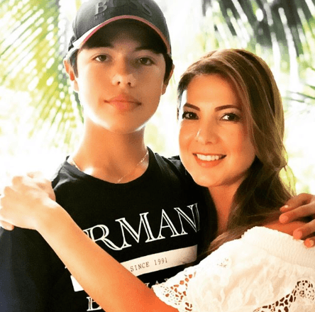 Hace poco más de un mes sus padres lo celebraron porque cumplió 16 años.