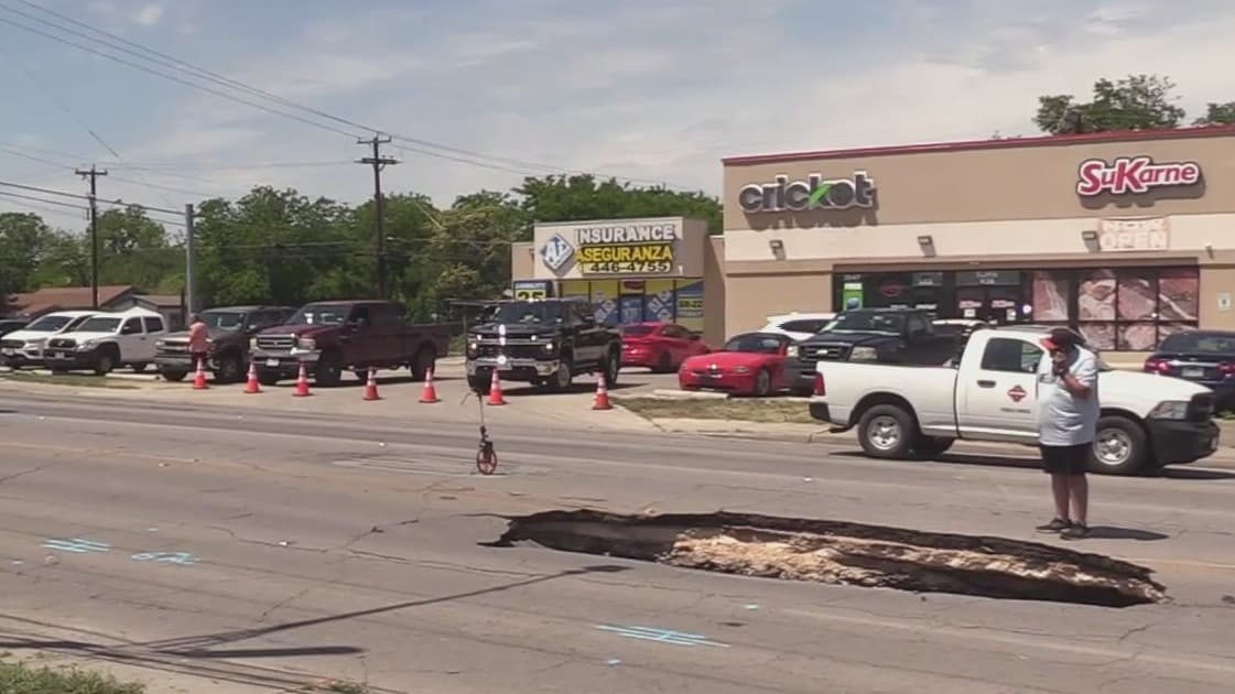 Se abre socavón en la Calle Culebra provocando demoras viales
