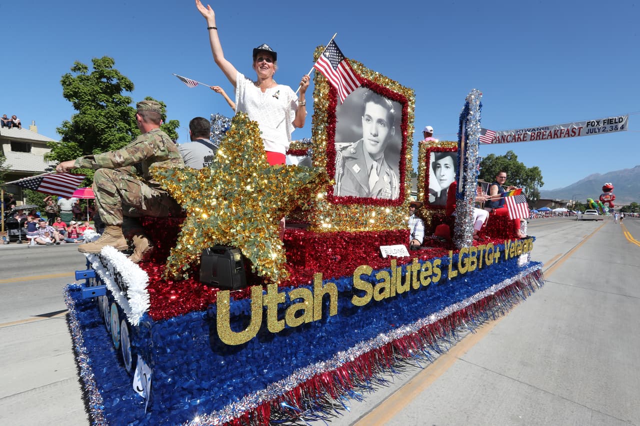 Varias carrozas con mensajes de la comunidad LGTBQ se dejaron ver en Provo, Utah.