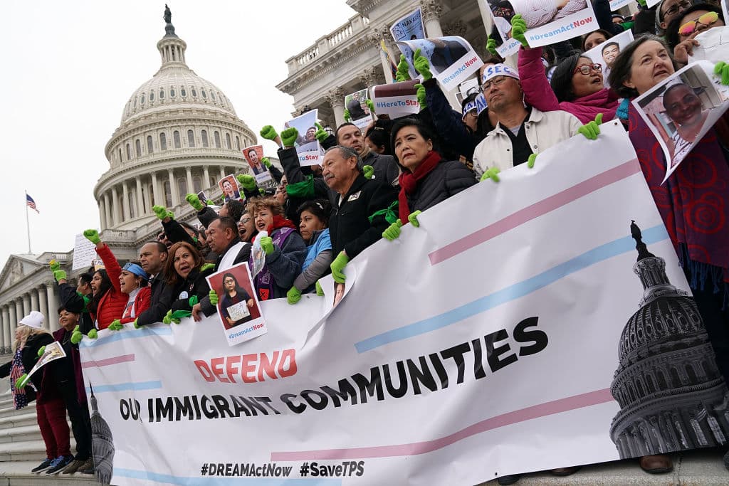 Unos 195,000 salvadoreños sabrán este lunes si el gobierno de Trump cancela o prorroga el TPS