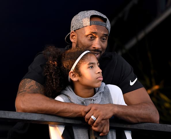 Kobe Bryant y su hija Gianna Bryant durante unas competencias de natación en el Woollett Aquatics Center de Irvine, California en julio de 2018.