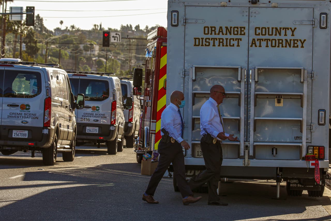La
<a href="https://fb.watch/4BNM6OdgV7/"><b>policía de Orange</b></a>, además, reveló imágenes del sospechoso que fue captado por
<a href="https://www.univision.com/local/los-angeles-kmex/revelan-detalles-del-tiroteo-que-dejo-cuatro-muertos-en-orange"><b>cámaras de seguridad del negocio poco antes de que presuntamente abriera fuego</b></a> matando a cuatro personas, entre ellas a un niño de 9 años.