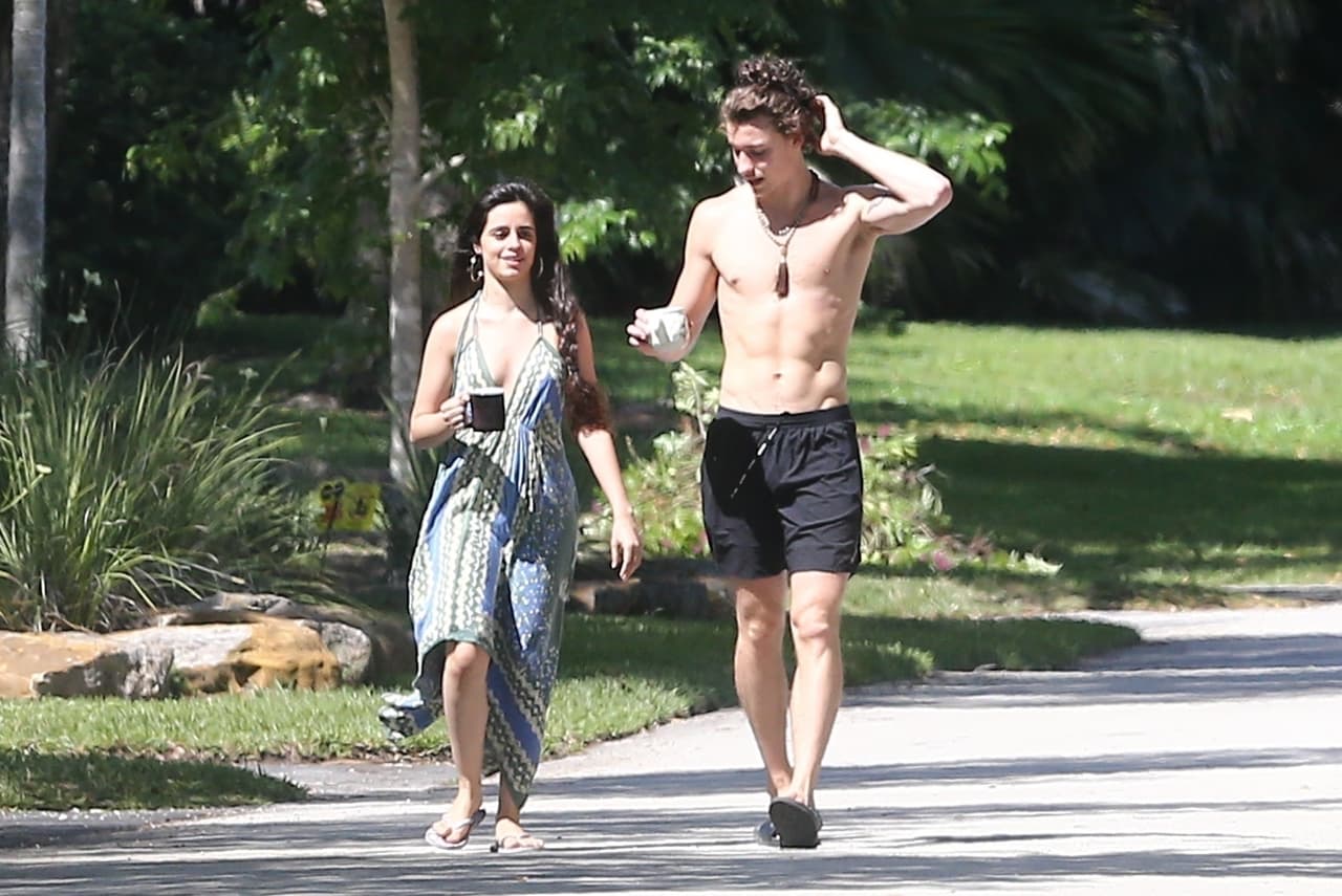 Los intérpretes decidieron salir con sus tazas en mano. Mientras disfrutaban de alguna bebida, los jóvenes caminaron por las calles de Miami bajo los rayos del sol y conversaron con algunos vecinos.