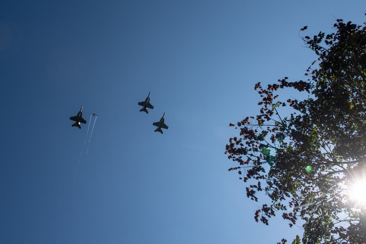 Aeronaves militares sobrevolaron en honor del senador McCain, quien fue piloto durante la guerra de Vietnam y fue prisionero más de cinco años.