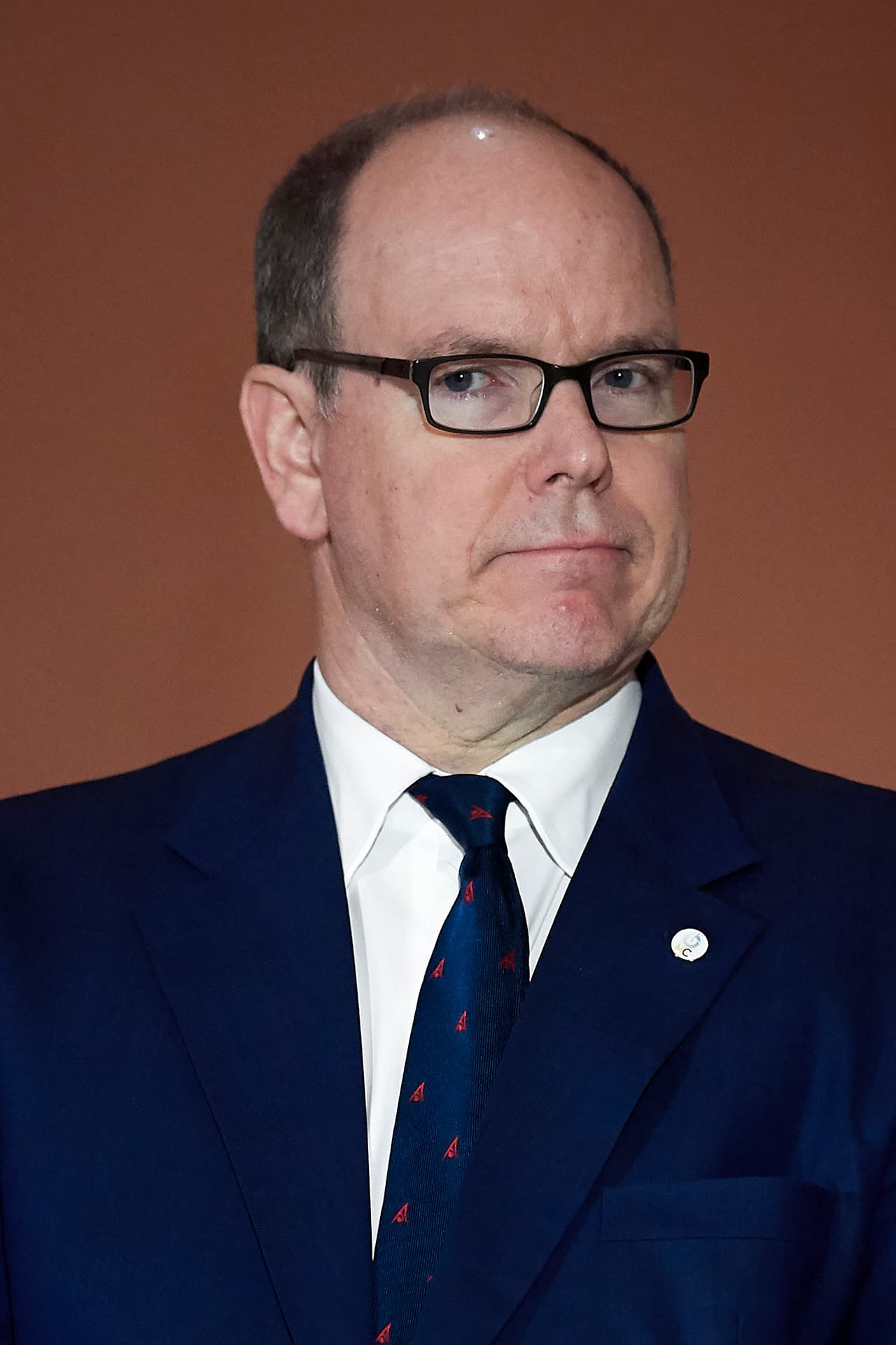 "Sí me molestó un poco, puedo comprender su postura de alguna manera, pero 
<b><a href="https://www.univision.com/famosos/no-somos-una-familia-racista-responde-principe-william-a-hermano-harry">creo que no fue el foro apropiado</a></b> para poder mantener este tipo de conversaciones", dijo este viernes, 26 de marzo, el príncipe Alberto II de Mónaco.