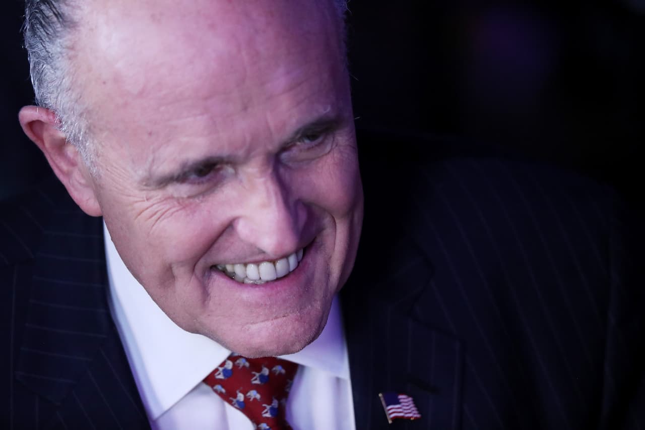 <b><span class="cms-h3-H3">Rudolph Giuliani</span></b>
<br>Fue alcalde de Nueva York desde 1994 hasta 2001. Durante su gestión impulsó una polémica política llamada 'stop-and-frisk', que consistía en parar a personas aleatoriamente, lo que fue criticado por unos, por considerarlo una manera de discriminación racial. Pero fue aplaudido por Trump, a quien 
<a href="http://www.univision.com/noticias/elecciones-2016/el-exalcalde-de-nueva-york-rudy-giuliani-dice-que-votara-por-donald-trump"><b>Giuliani apoyó y defendió durante toda la campaña</b></a>. El exalcalde además será recordado por 
<a href="http://www.univision.com/noticias/elecciones-2016/los-aliados-de-trump-dicen-que-es-un-genio-si-logro-evitar-pagar-impuestos-durante-decadas"><b>catalogar al magnate como un "genio"</b></a> cuando se conoció que dejó de pagar sus impuestos durante años.