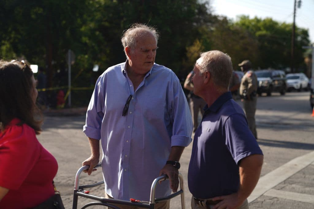 El alcalde de Uvalde, Don McLaughlin tras una visita a la Escuela Primaria Robb el 25 de mayo, al día siguiente del tiroteo.