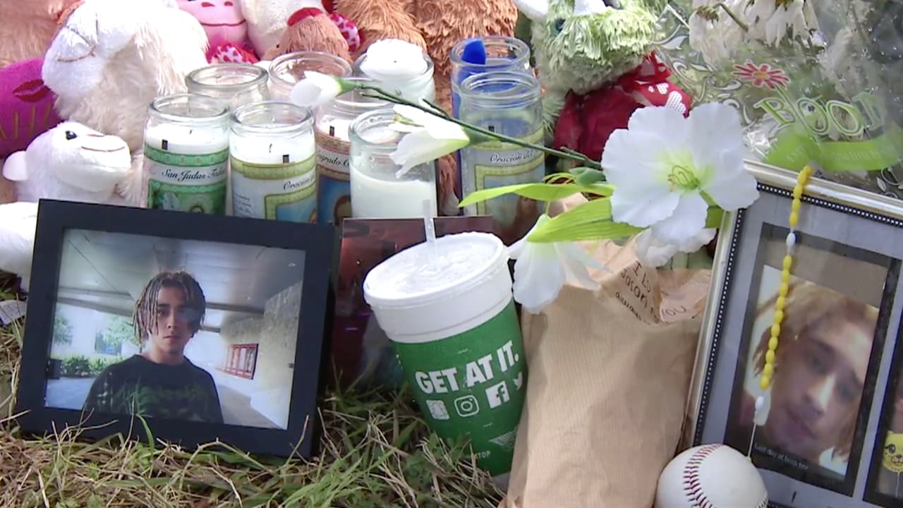 Ofrendas que han dejado allegados al joven Jason Montes en el lugar donde fue hallado muerto.