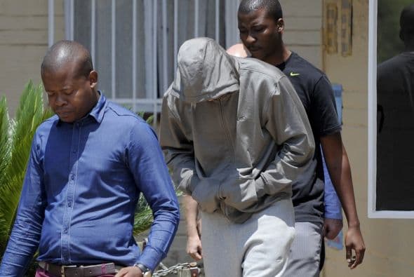 La portavoz de la Policía, Katlego Mogale, confirmó la acusación y desmintió los rumores de que el deportista hubiera confundido a su compañera con un ladrón. La brigadier de policía reveló que hay constancia de "incidentes previos" de violencia doméstica en la casa del atleta.