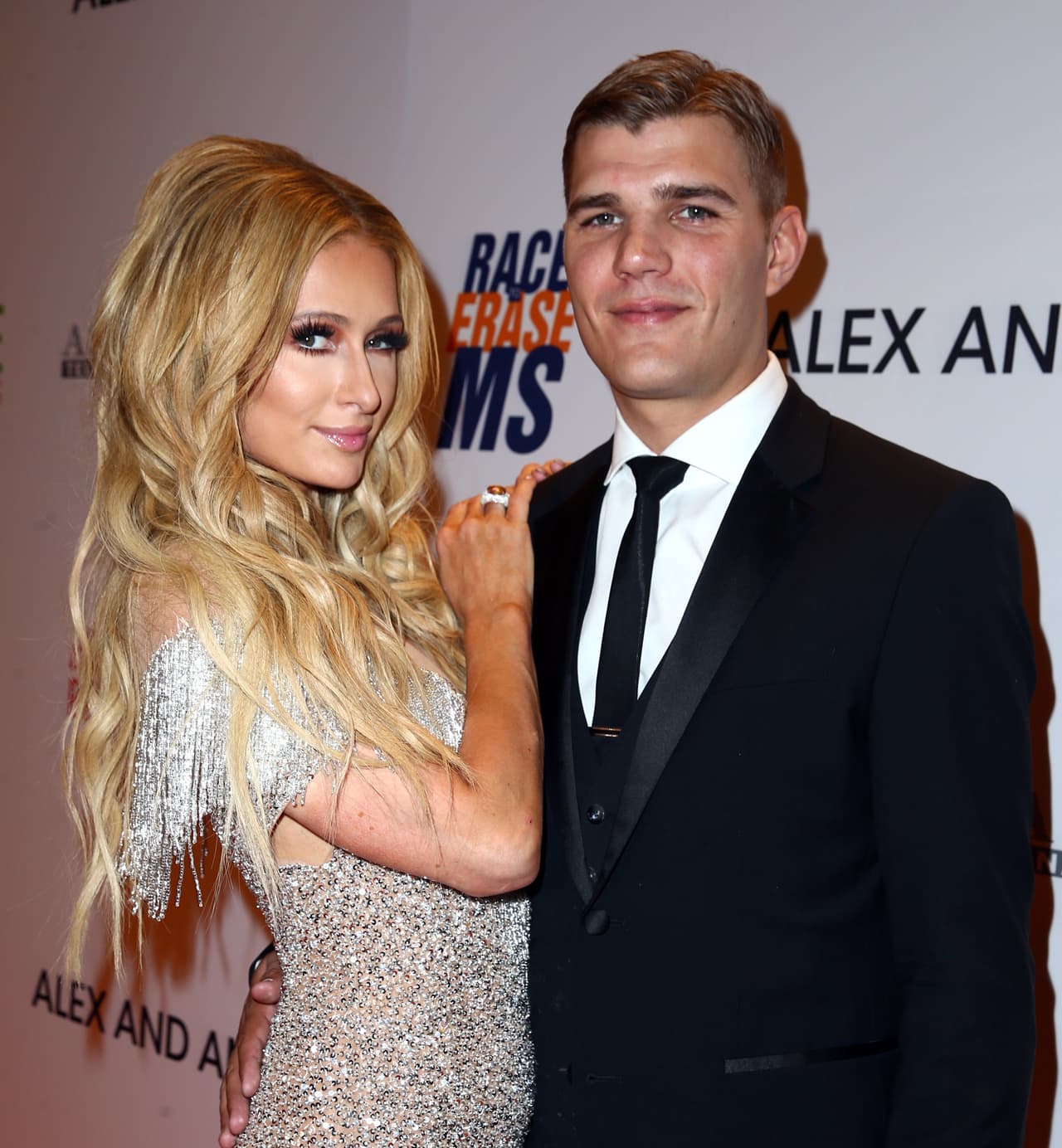 Paris Hilton se comprometió con Chris Zylka y el también modelo le dio un anillo valorado en dos millones de dólares, en forma de pera. La joya de 20 quilates llama la atención por su gran tamaño.