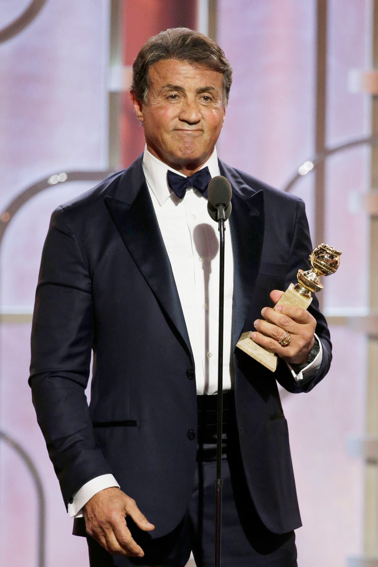 Sylvester Stallone ganó por 'Creed' y agradeció a su "mejor amigo imaginario", Rocky Balboa.