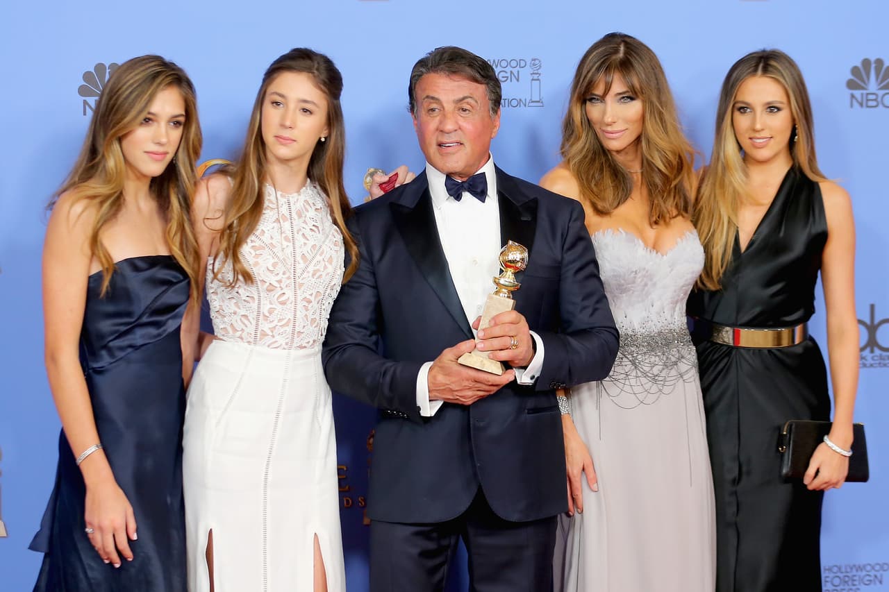 Posando en backstage con su esposa y sus hijas, a quienes dedicó su premio.