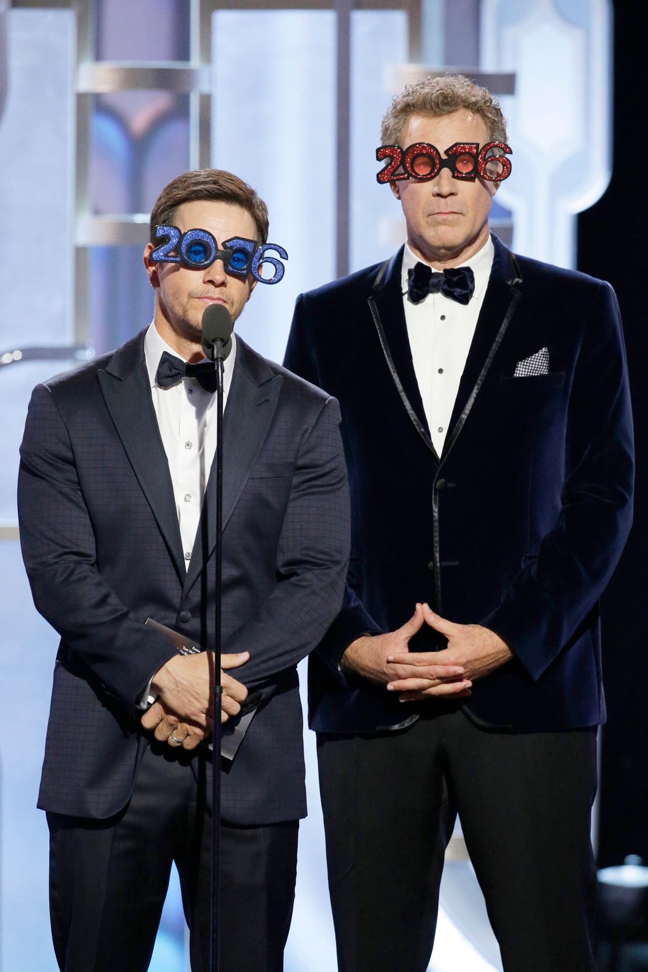 Mark Wahlberg y Will Ferrell, con anteojos de año nuevo, presentaron Mejor Guión.