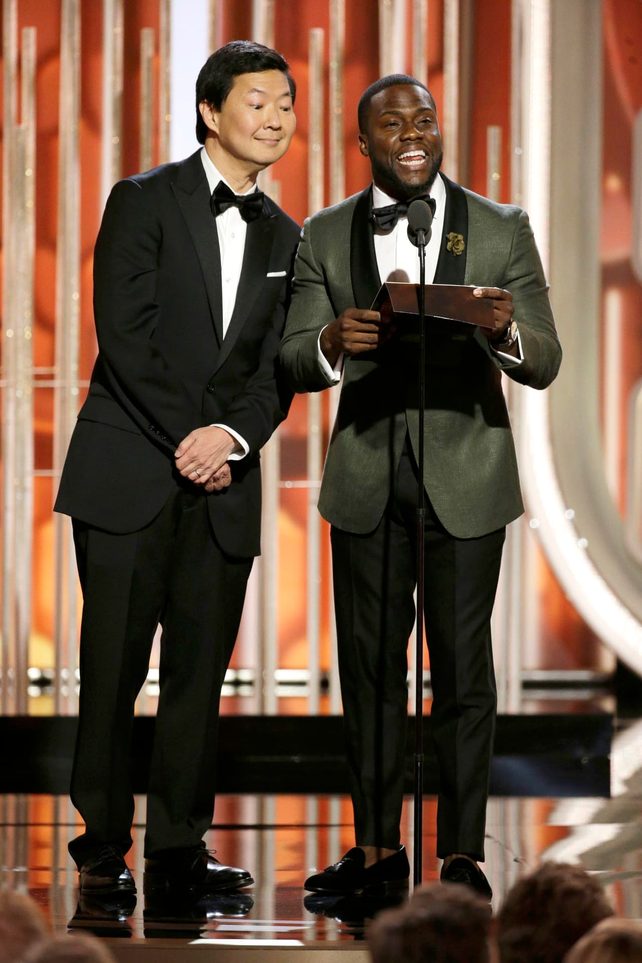 Los comediantes Ken Jeong y Kevin Hart anunciaron la categoría de Mejor actriz de miniserie o cinta para TV.