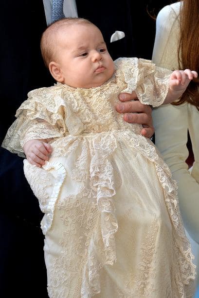 El principito George llegó con sus padres, Príncipe William y Catherine, Duquesa de Cambridge, para su bautizo en St. James's Palace este 23 de octubre de 2013. El bebe tenía un traje elaborado en satín, réplica de uno que se usó para el bautizo de la hija mayor de la Reina Victoria en 1841. Estaban presentes, entre otros, la Reina Isabel y el príncipe Felipe. El Arzobispo de Canterbury, Most Rev. Justin Welby, recibió a los visitantes a la entrada de la iglesia. El bebé tendrá siete padrinos, entre ellos Zara Tindall, hija de la princesa Ana; Oliver Baker, amigo de la universidad de William y Catherine; Emilia Jardine-Paterson, que fue a la escuela con Catherine, y William van Cutsem, amigo de la infancia de William.