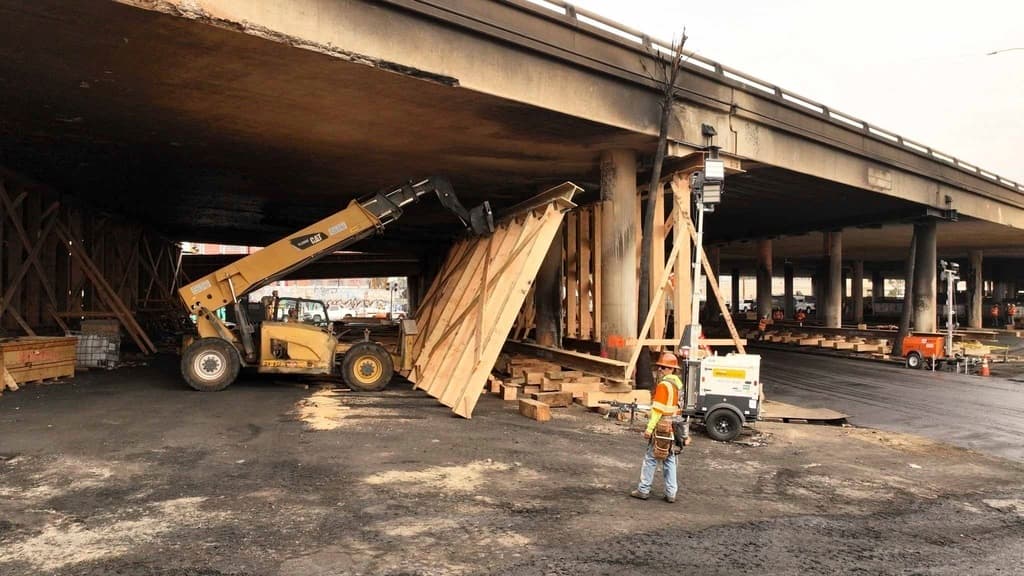 Un 
<b>puente elevado y cerca de 100 columnas</b> se afectaron de alguna manera, lo que provocó el cierre inmediato de ese tramo de la autopista 10 en Los Ángeles. La decisión impactó al menos a 300,000 conductores que se estima utilizan la ruta a diario.