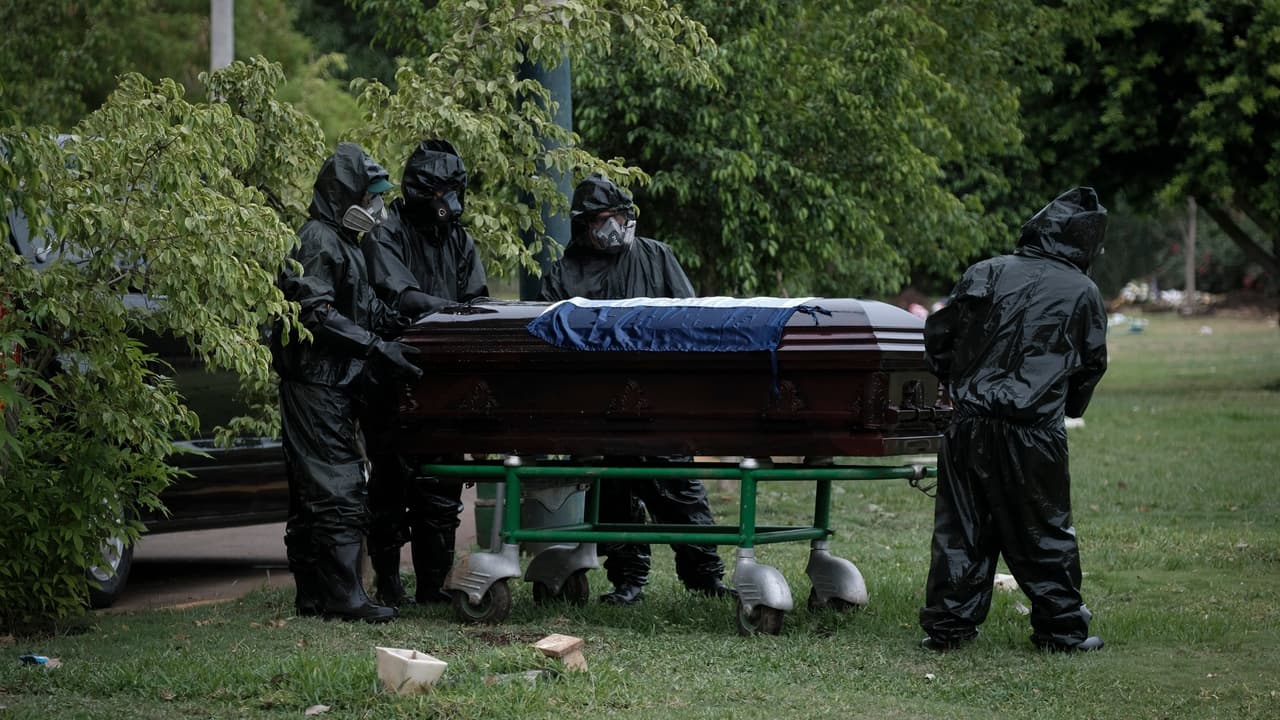 Trabajadores del gobierno de Nicaragua entierran el cuerpo del periodista Carlos Bermudez, quien murió a causa del coronavirus.