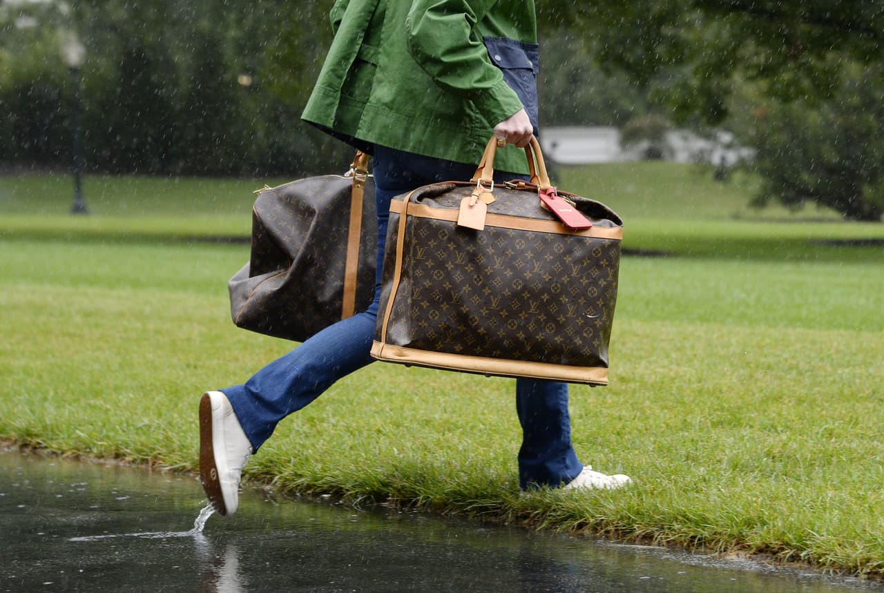 Como es costumbre, la primera dama no salió de la Casa Blanca sin sus finas maletas Louis Vuitton en donde estaba la ropa más deportiva, que incluía unos Converse y una gorra que decía TEXAS, ropa más acorde con las circunstancias de una tragedia que usaría la primera dama al desembarcar el avión presidencial en Houston.