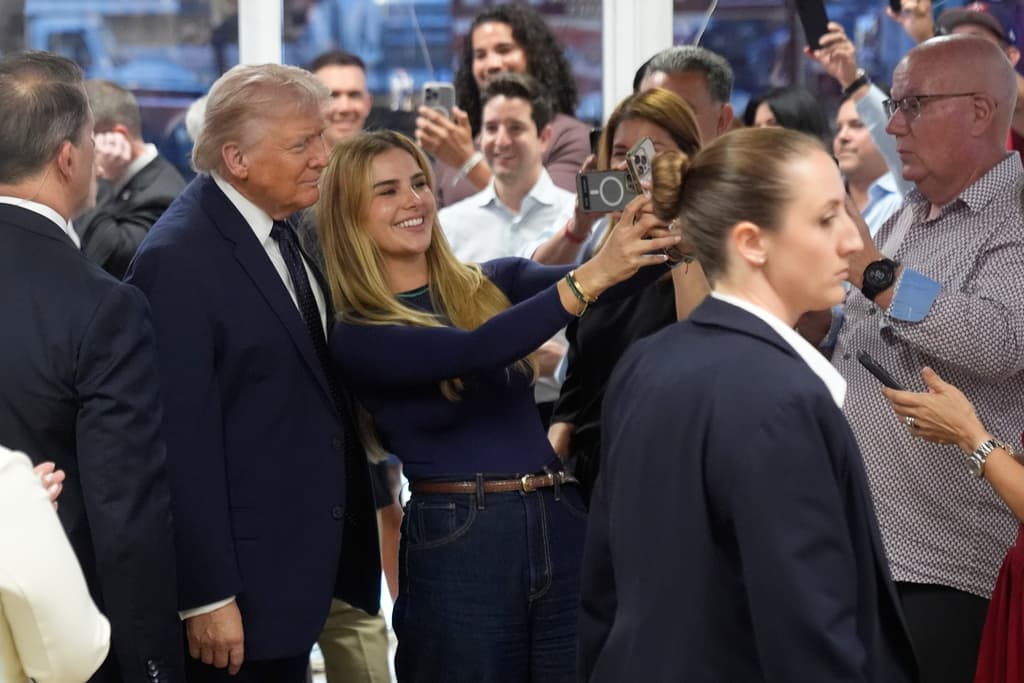 El presidente Trump se toma un selfie con una joven presente en El Arepazo.