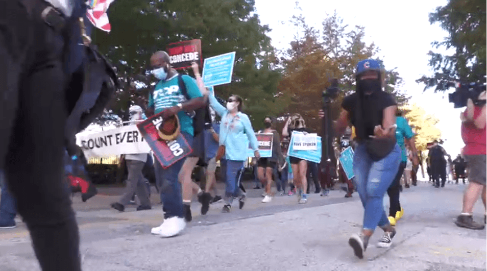 <br>
<br>Varias otras ciudades en el país se han manifestado ante el anuncio del presidente electo.
<br>Varias otras ciudades en el país se han manifestado ante el anuncio del presidente electo.
<br>