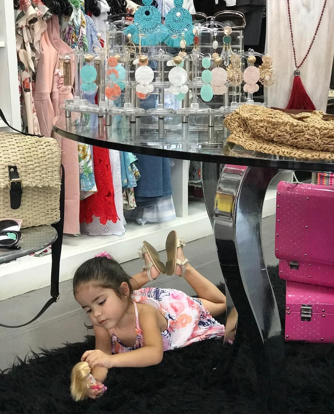 Giulietta juega a vestir a sus muñecas en la boutique de su mamá.
<br>