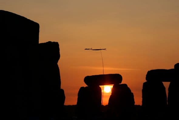 Quisieron ver amanecer junto al milenario círculo de piedra de Stonehenge y así celebrar el solsticio de verano, el día más largo del año en el hemisferio norte.