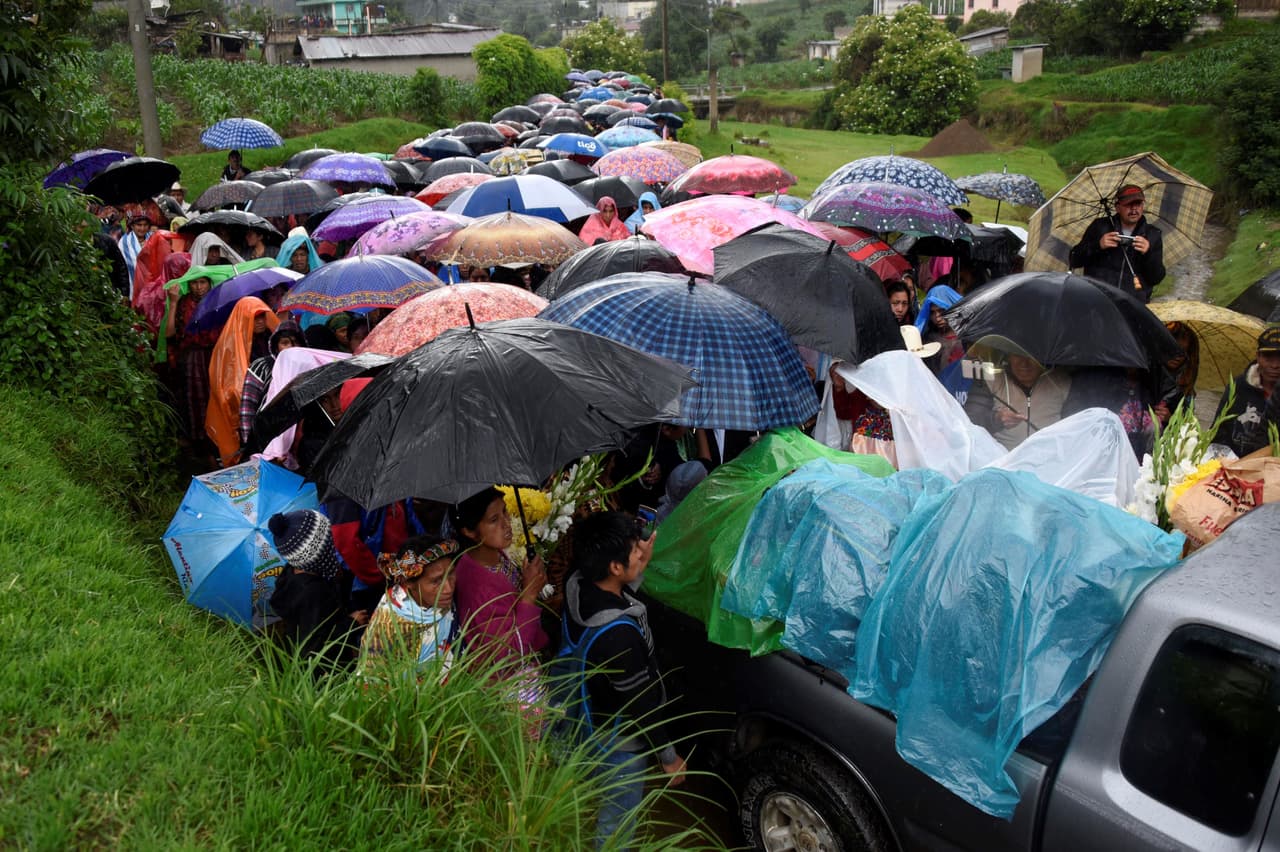 Durante una semana, la vivienda ubicada a unas 70 millas al oeste de la capital, se desbordó con la presencia de visitantes que acudieron para entregar ofrendas como dinero, flores y alimentos.