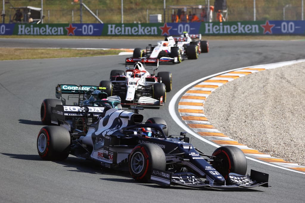 Max Verstappen se lleva el Gran Premio de Holanda y triunfa en su casa ante su público y, además, vuelve a la cima de la Formula 1. El podio fue compartido con Lewis Hamilton y Valtteri Bottas de Mercedes Benz en segunda y tercera posición, respectivamente. El mexicano Sergio Pérez quedó en octava posición.