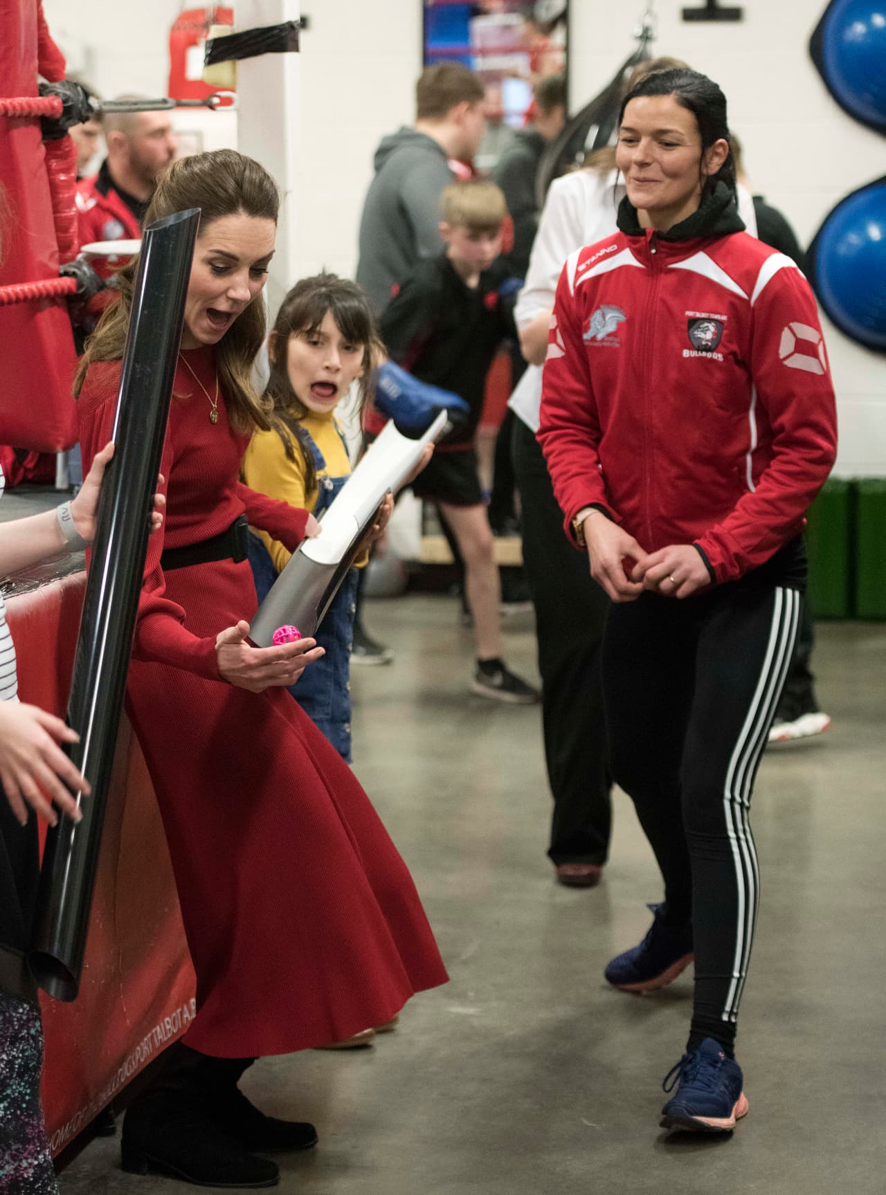 "Obviamente, 
<b><a href="https://www.univision.com/famosos/cero-estres-kate-middleton-y-el-principe-william-aparecen-en-publico-tras-la-polemica-con-los-duques-de-sussex-fotos" target="_blank">hemos estado siguiendo su carrera</a></b>", comentó el maestro. "Ella estaba en un grupo de chicas tan maravilloso y se llevaban muy bien todas".
<br>