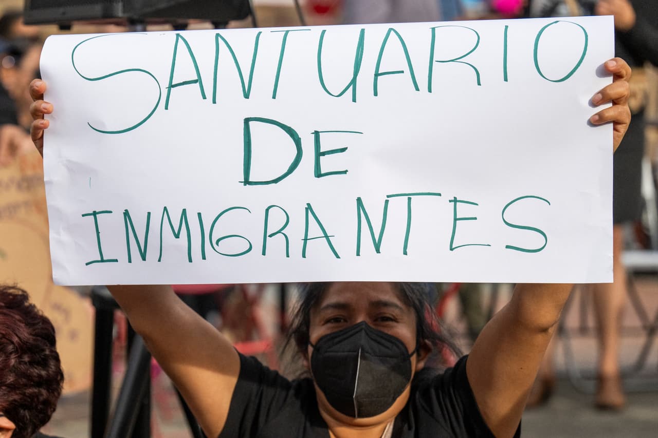 Juez amplía orden que prohíbe a Trump negar fondos a 34 ciudades y condados "santuario"