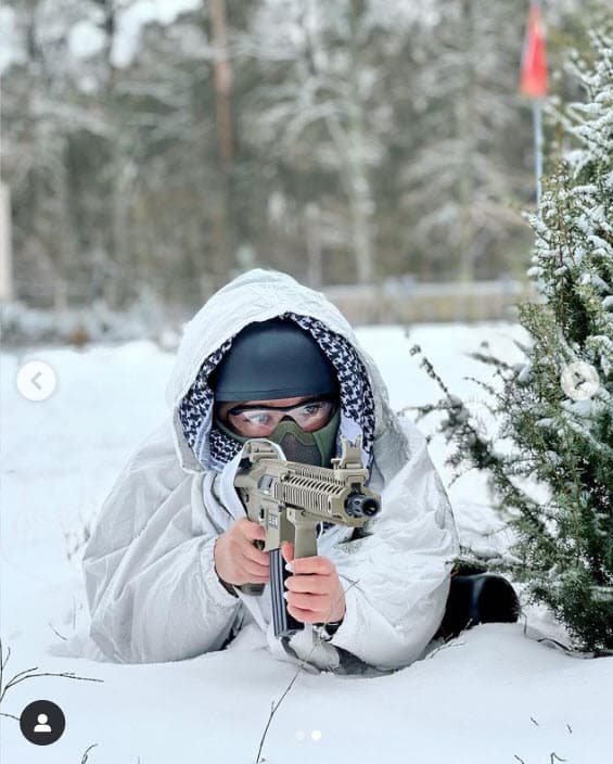 Verla enfundada en una actitud de combate en las fotos que publicó horas después de que inició la guerra entre los dos países llamó la atención de muchos, pues parecía mostrar una faceta que la colocaba fuera de las pasarelas y concursos de belleza.
<br>