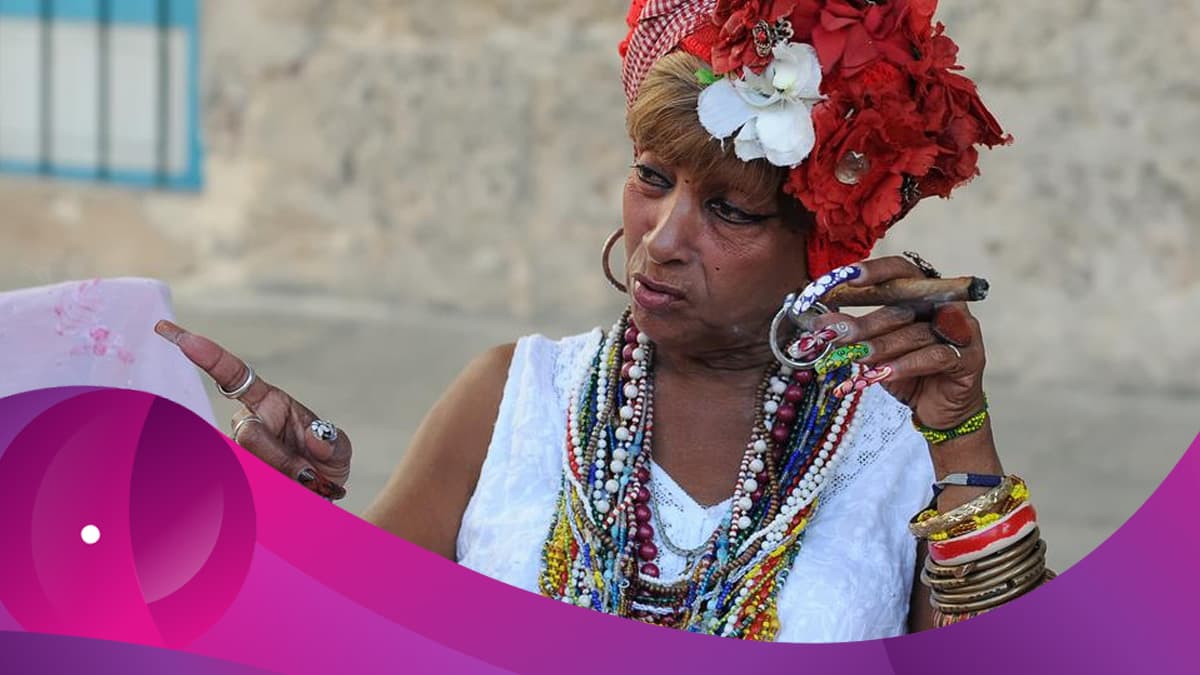 La santería es la creencia religiosa que mezcla elementos cristianos con la religión yoruba, originaria de África, inicialmente practicada por los esclavos negros que llegaron de allá a varias partes de América, pasando sus tradiciones a sus descendientes.