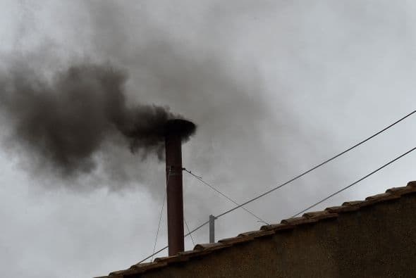 Una fuerte expectación se vivió en San Pedro pese a que este martes el cuerpo cardenalicio no llegó a un acuerdo y la fumata despidió humo negro por segunda vez.