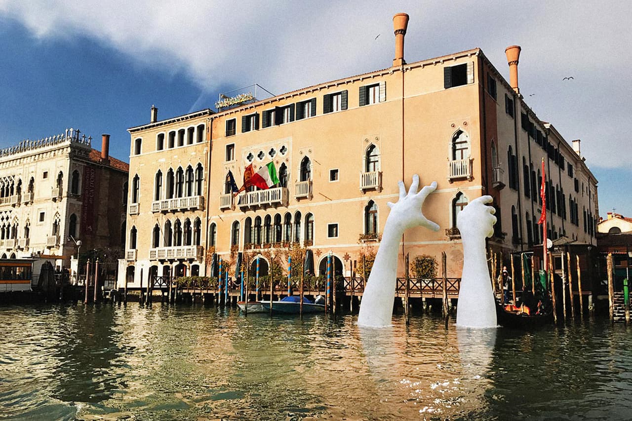 Lorenzo Quinn se ha especializado en reproducir las partes del cuerpo. Sus dos grandes manos emergiendo del gran canal de Venecia representan una declaración sobre los efectos del calentamiento global. La escultura forma parte de la Bienal de Venecia, uno de las exposiciones arte más antiguas y prestigiosas del mundo.