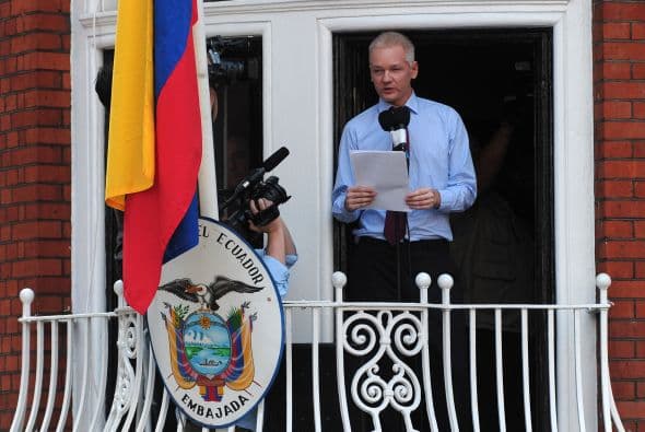 Fue en abril de 2019 que la embajada ecuatoriana decidió retirarle el asilo político. Y al desalojar el lugar, 
<b><a href="https://www.univision.com/noticias/noticias-del-mundo/julian-assange-fue-arrestado-en-gran-bretana" target="_blank">Assange fue arrestado por las autoridades británicas. </a></b>