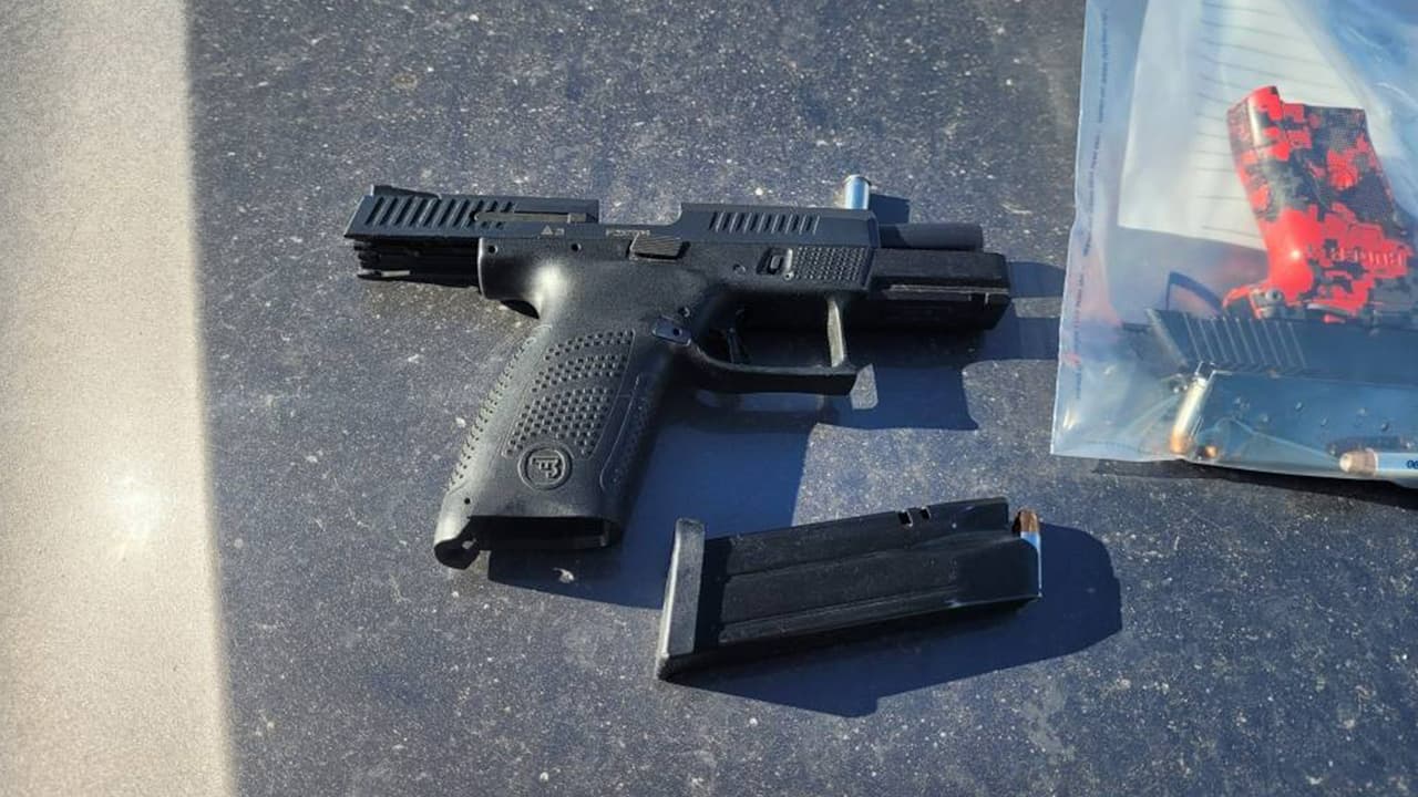 Una parada de tránsito llevó al arresto de un presunto traficante de personas y el aseguramiento de armas, así como drogas.