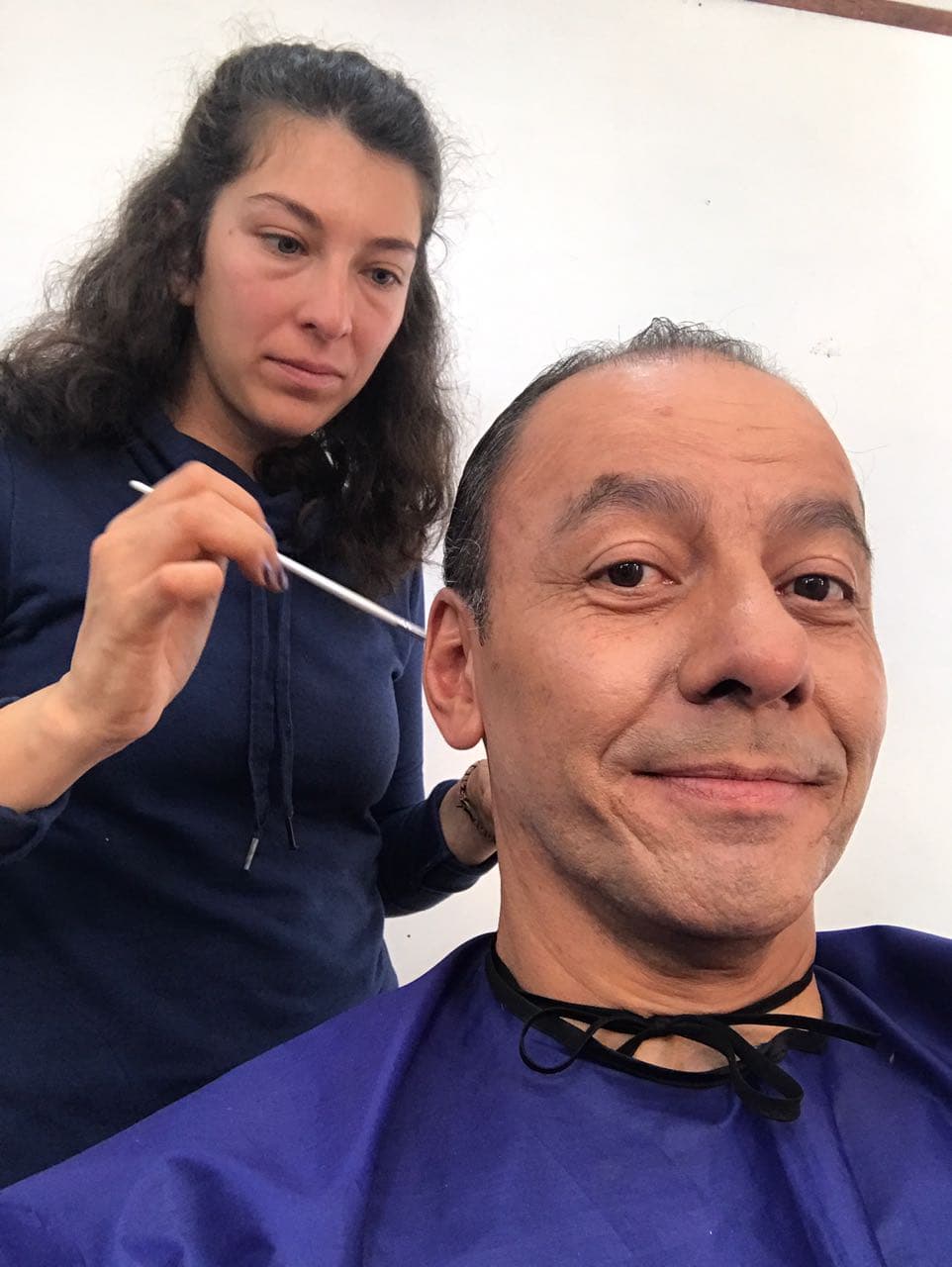El equipo de maquillaje da un delineado a sus cejas y lo peina para que el actor cambie drásticamente.