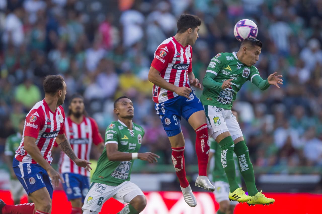 Con un autogol sumado a los goles de Jean Meneses y Ángel Mena, el León se aproxima a la Liguilla y aleja a San Luis de la zona de calificación.
