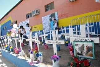 Homenaje a las víctimas a las afueras de la guardería ABC de Sonora.