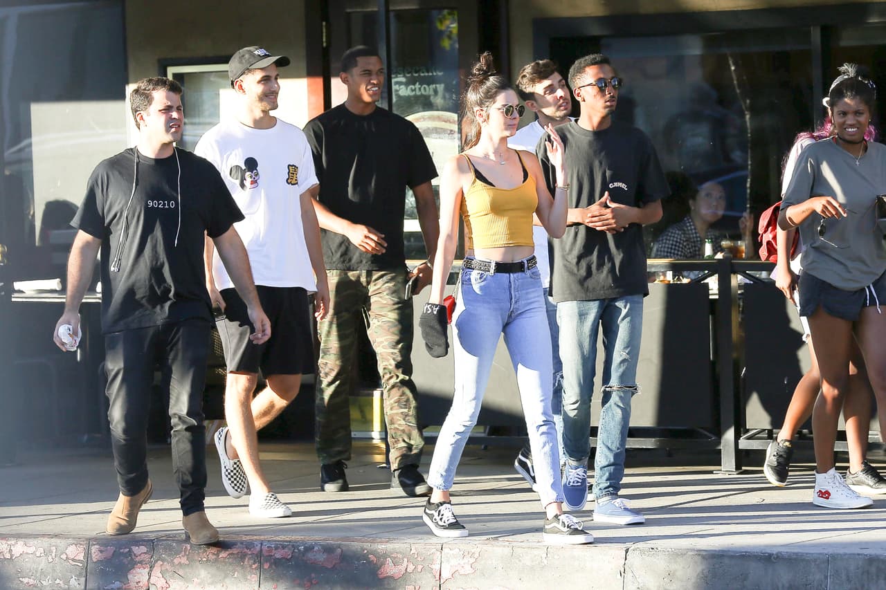 Kendall sale a comer con todo un séquito de hombres.