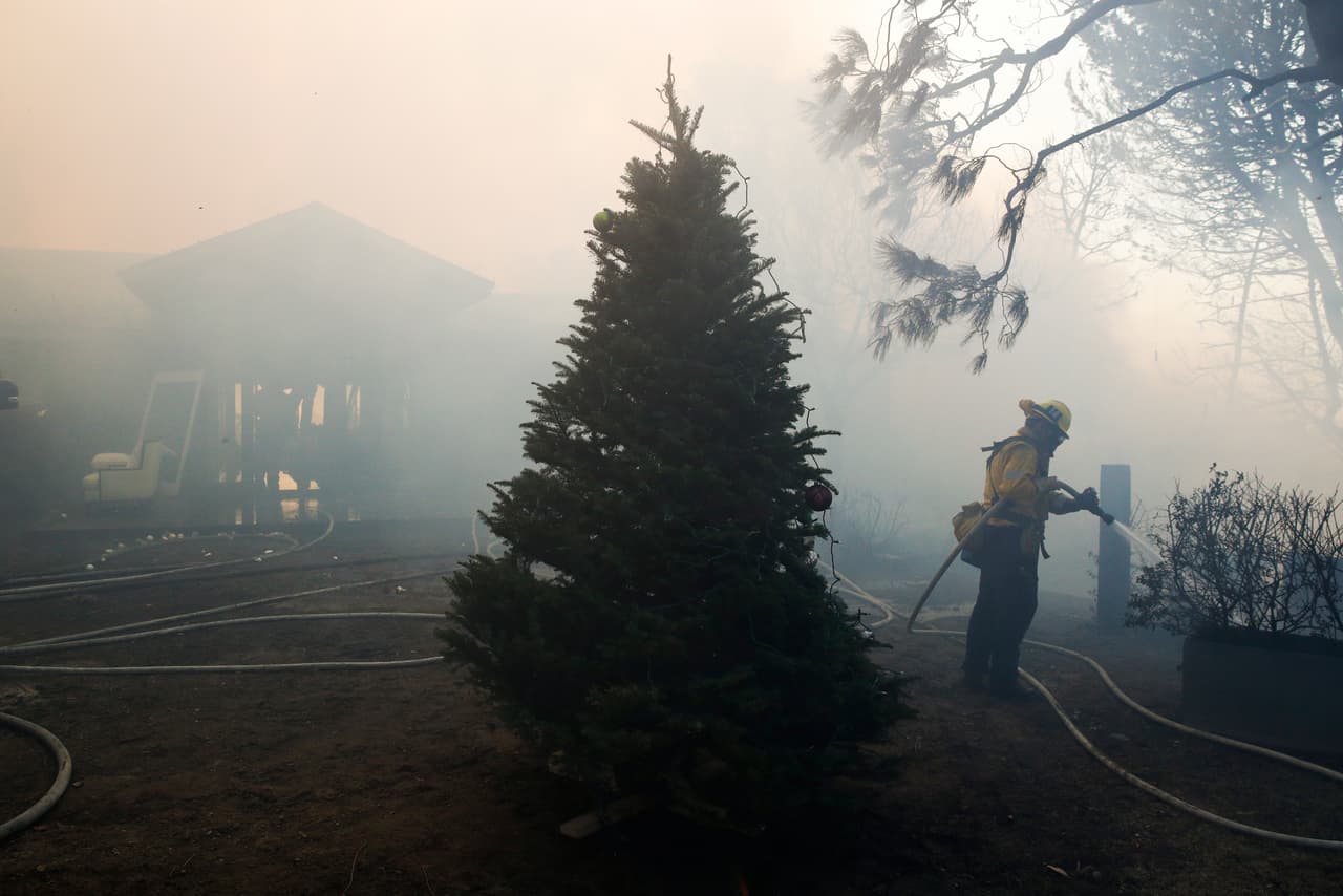 Un árbol de navidad sobrevivió a las llamas que azotan a Bel-Air.