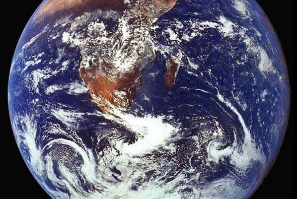 Según todos los estudios científicos realizados estudiando las radiaciones emitidas por rocas antiguas encontradas en la profundidad del planeta, así como la llamada prueba del carbono 14 que determina la edad de esas muestras por su radiación, se ha calculado que la edad de la Tierra es de unos 4, 470 millones de años.