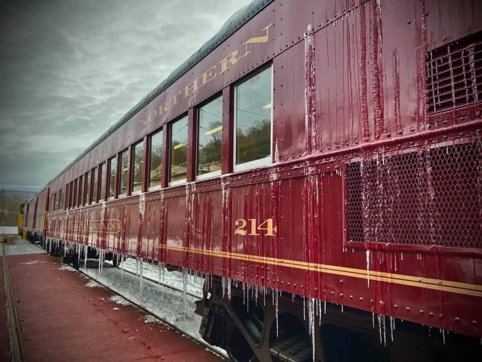 Los trenes cuentan con baños y calefacción para combatir las bajas temperaturas.
