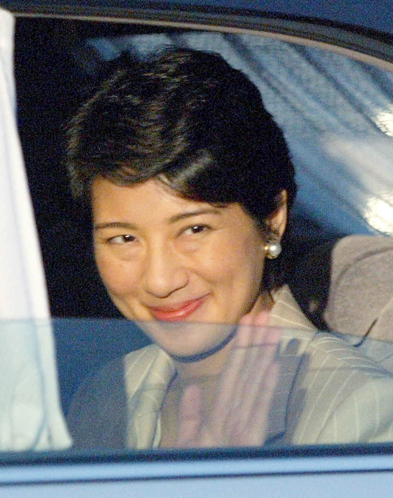 Entonces aparecerá en los balcones del Palacio Imperial a saludar al pueblo en seis ocasiones acompañado de su esposa Masako -si es que ella puede estar presente.