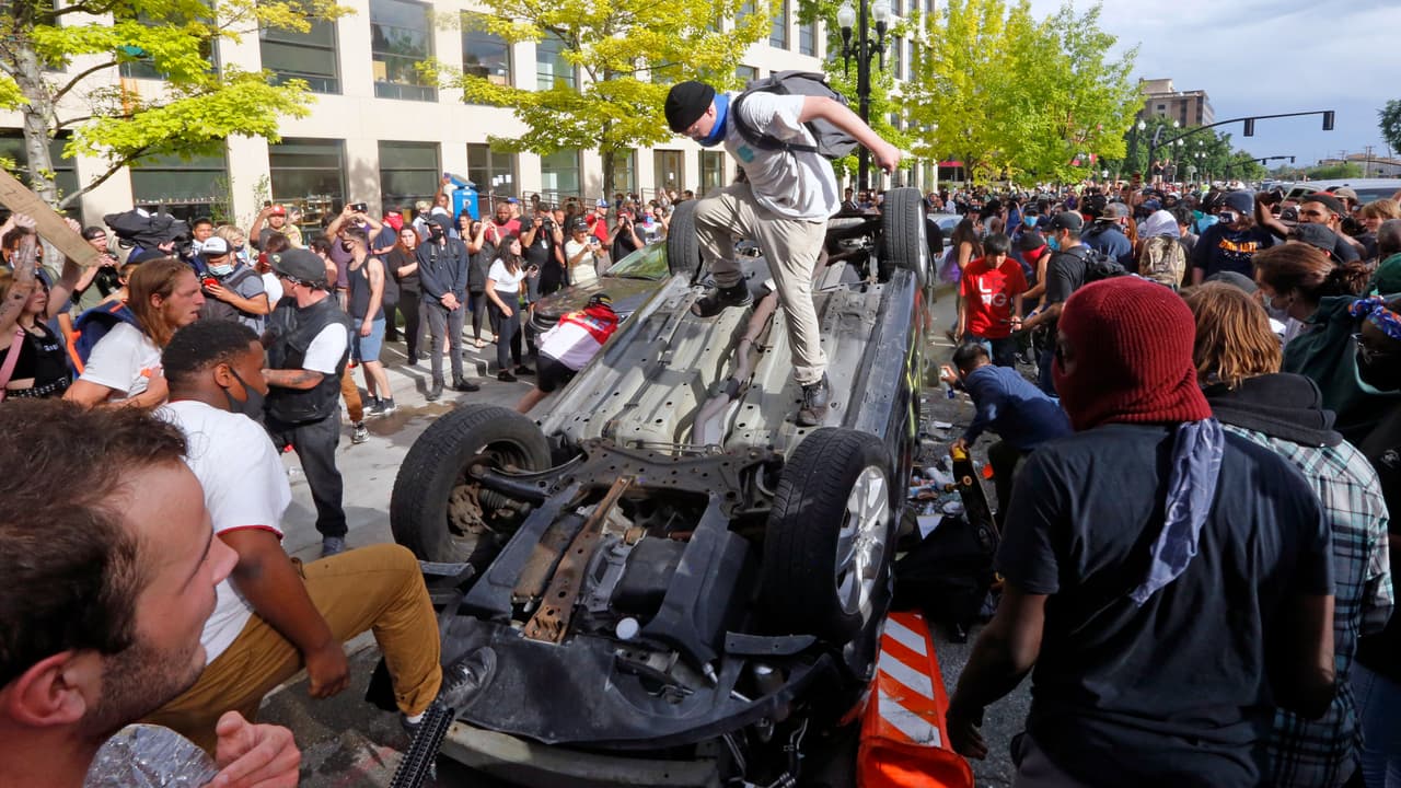 En Salt Lake City, los manifestantes desafiaron un toque de queda y el gobernador de Utah desplegó a la Guardia Nacional. Lo que comenzó como una manifestación pacífica dio paso a escenas más destructivas, en las que algunas personas volcaron un auto policial y le prendieron fuego. Después se incendió un segundo auto.