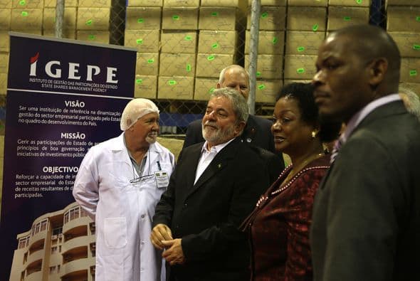 Lula también inauguró la primera fábrica de medicamentos antirretrovirales del continente, financiada por Brasil, en uno de los países más afectados por la pandemia del VIH.