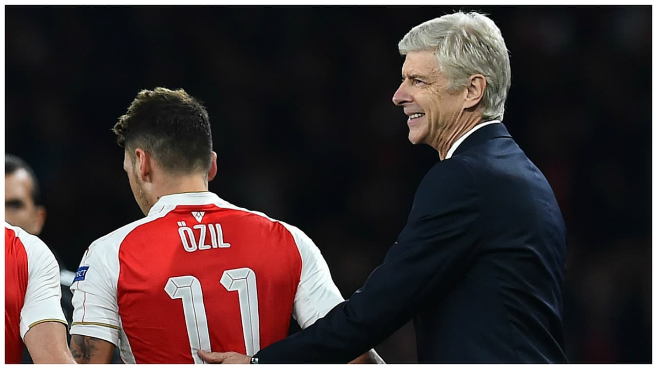 Özil se quitó la camisa por Wenger: “No renovaré hasta que él no renueve”